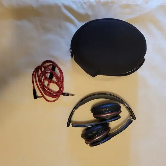 Beats by Dr. Dre Solo HD On-Ear Headphones with Case and Cable - Picture 2 of 6